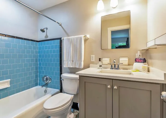 Hill House- Centrally Located, Close To Everything Villa Pensacola