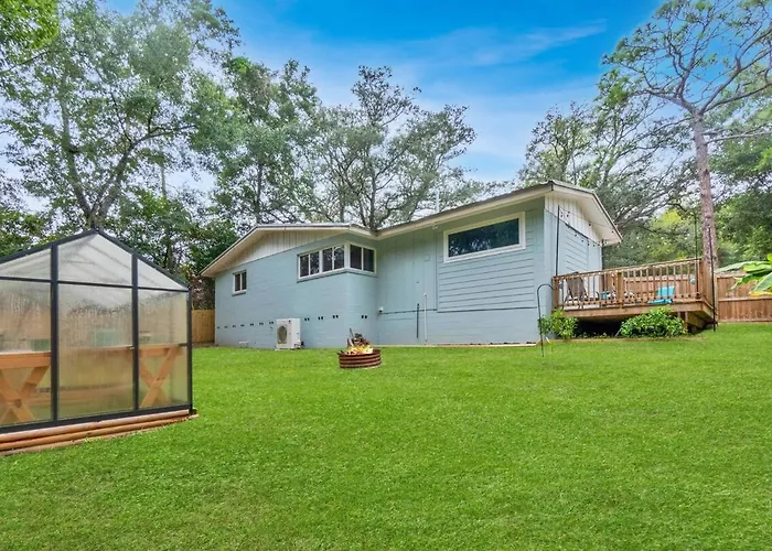 Hill House- Centrally Located, Close To Everything Villa Pensacola