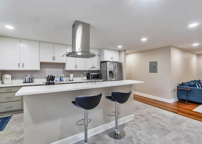 Hill House- Centrally Located, Close To Everything Villa