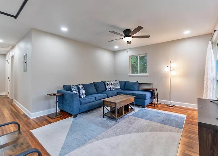 Hill House- Centrally Located, Close To Everything Villa *