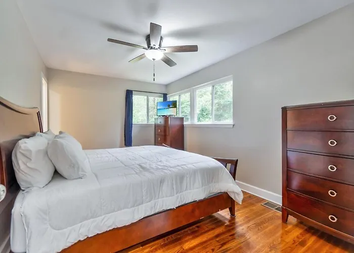 Hill House- Centrally Located, Close To Everything Villa Pensacola