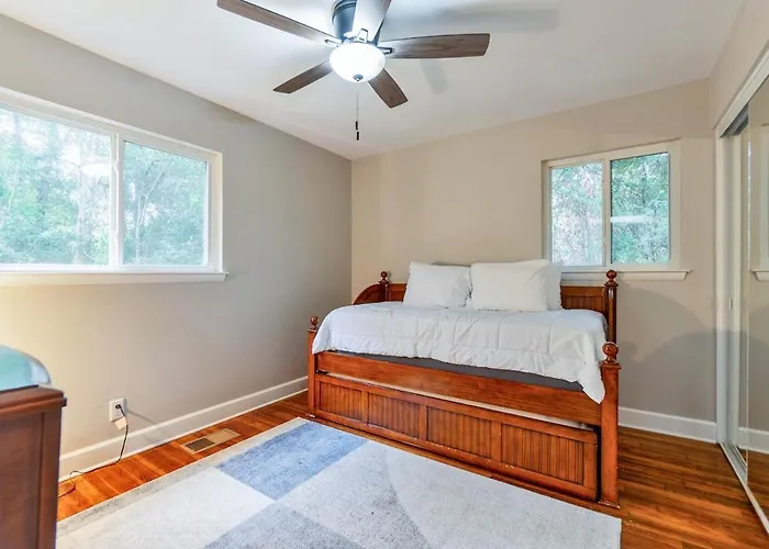 Hill House- Centrally Located, Close To Everything *